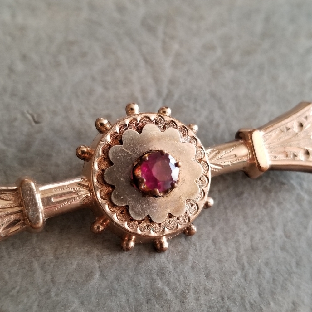 Antique bar pin Victorian gold tone Etruscan brooch 1800s red pink gem - Picture 4 of 13